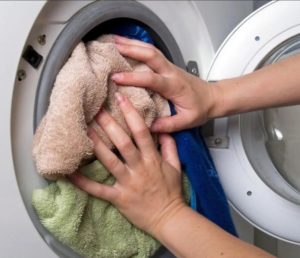 Неправильное наполнение стиральной машины – основная причина поломки